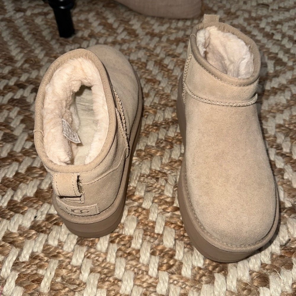 UGG Women’s Beige Boots - Picture 2 of 7